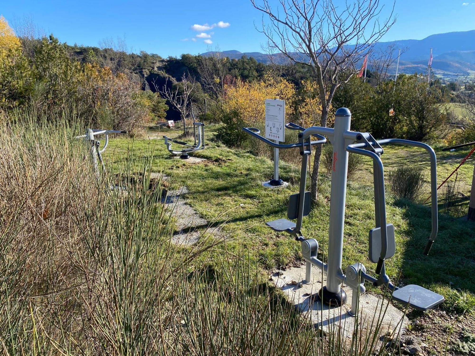 Camping Les Hauts De Rosans Exteriör bild